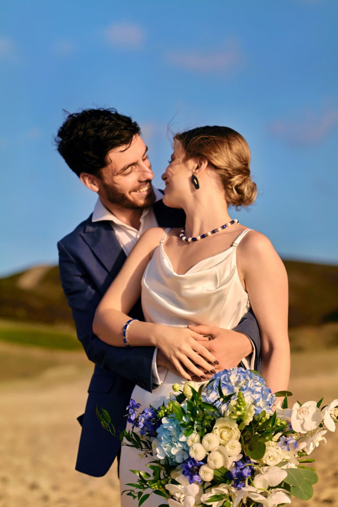 Strandhochzeit Algarve – intimes Portrait Braut mit blauem Collier © Chirlyart
