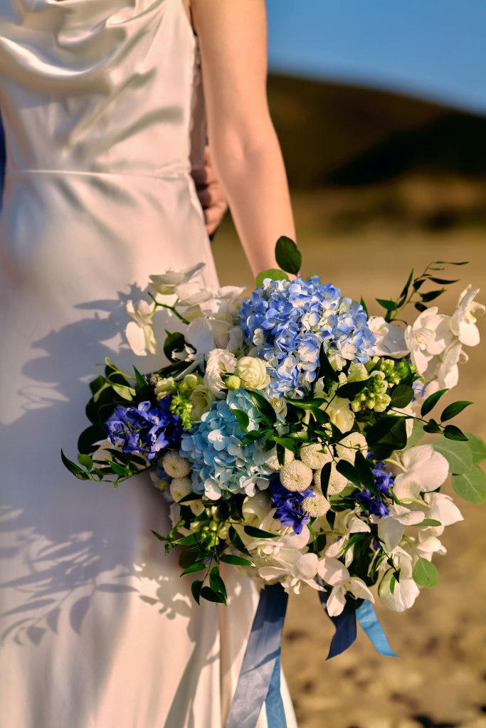 Elopement Algarve Portugal – Paar küsst sich im goldenen Sonnenuntergang am Strand © Chirlyart