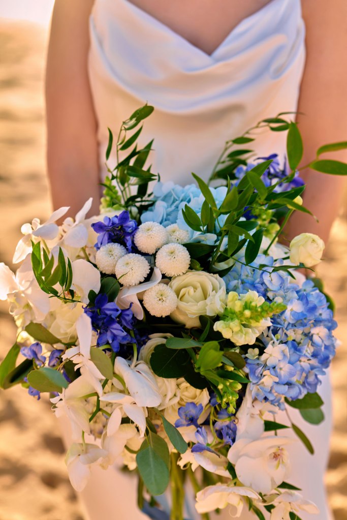 Strandhochzeit Portugal – Brautpaar blickt aufs Meer, goldene Stunde Algarve © Chirlyart