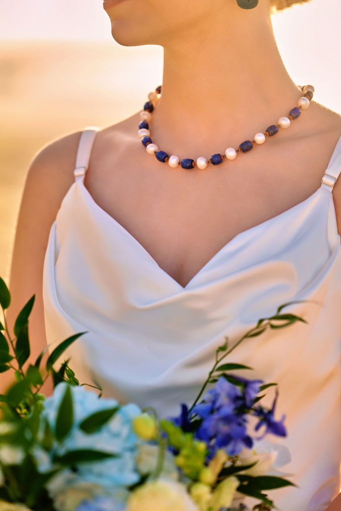 Elopement Hochzeit Algarve – Paar tanzt am Strand im letzten Sonnenlicht Portugal © Chirlyart