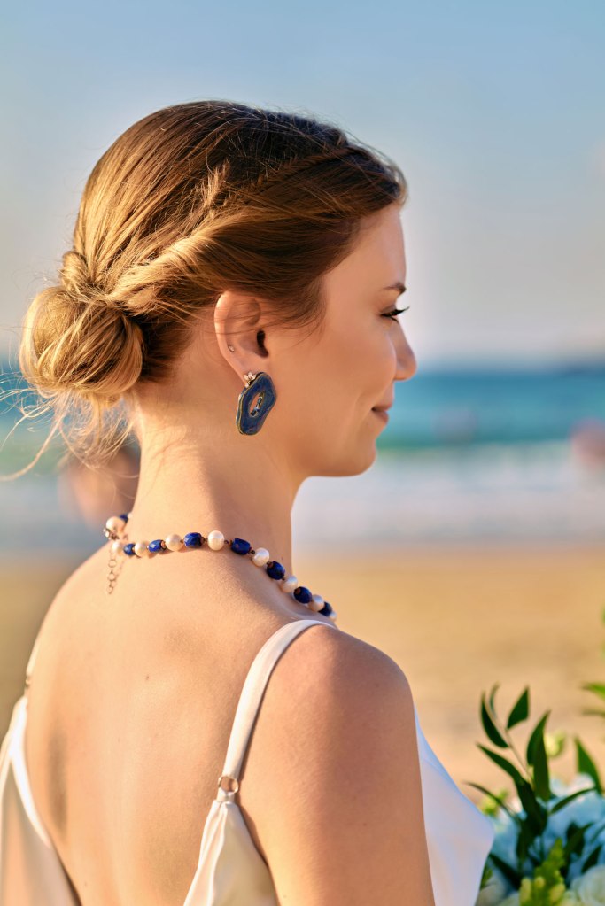 Elopement Portugal Algarve – Braut im fließenden Kleid mit blauem Collier am Strand bei Sonnenuntergang © Chirlyart