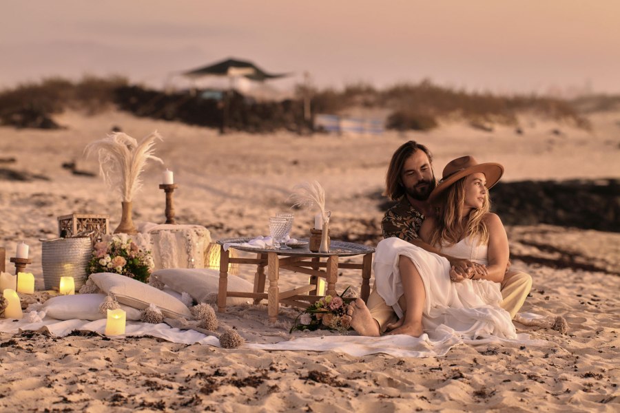 Intimes Elopement Strand – Dhana und Sascha tauschen Gelübde, Ozean Hintergrund Fuerteventura © Chirlyart