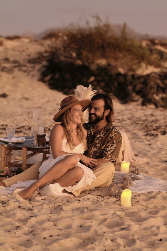 Strand Elopement Fuerteventura – Brautpaar Portrait im warmen Abendlicht Kanaren © Chirlyart