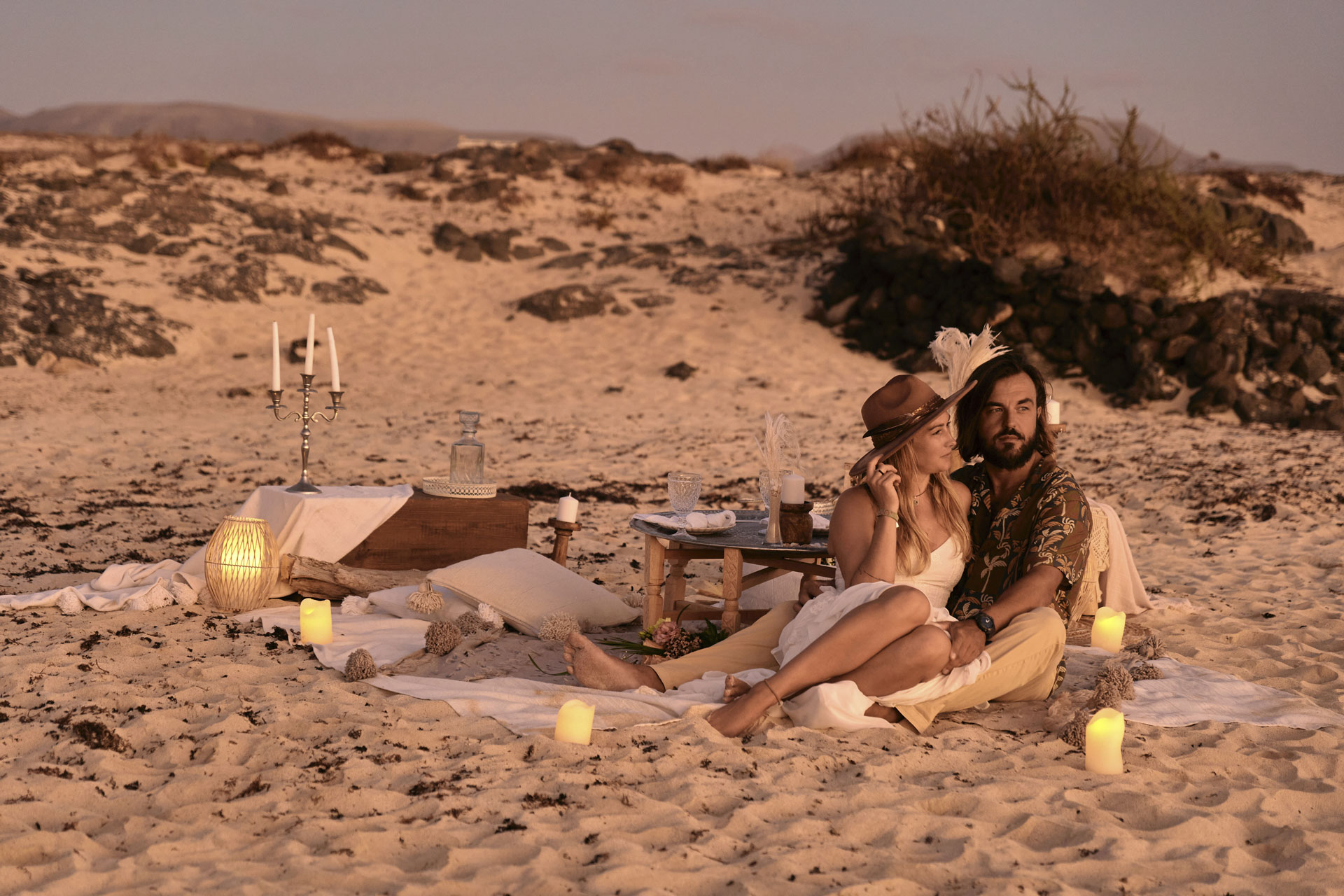 Elopement Strand Fuerteventura Weitwinkel – Dhana und Sascha mit Blick auf den Atlantik, Sonnenuntergang © Chirlyart