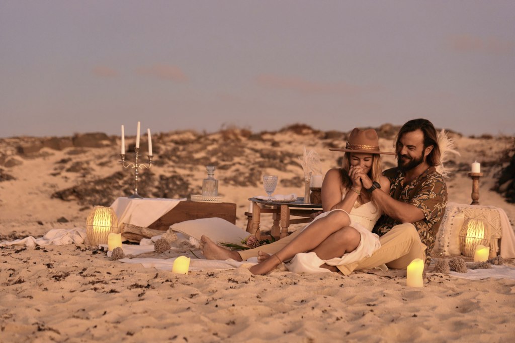 Elopement Fuerteventura – Brautpaar in goldener Stunde am Strand, Ozean Hintergrund romantisch © Chirlyart