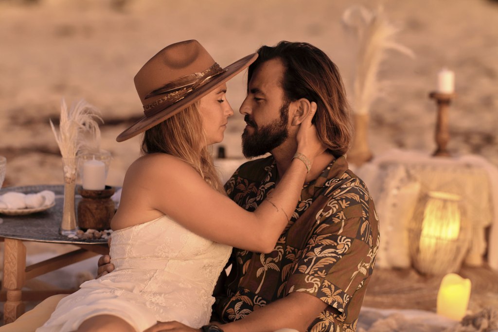Elopement Kanaren – Brautpaar läuft barfuß am Strand, Wellen und Abendsonne Fuerteventura © Chirlyart