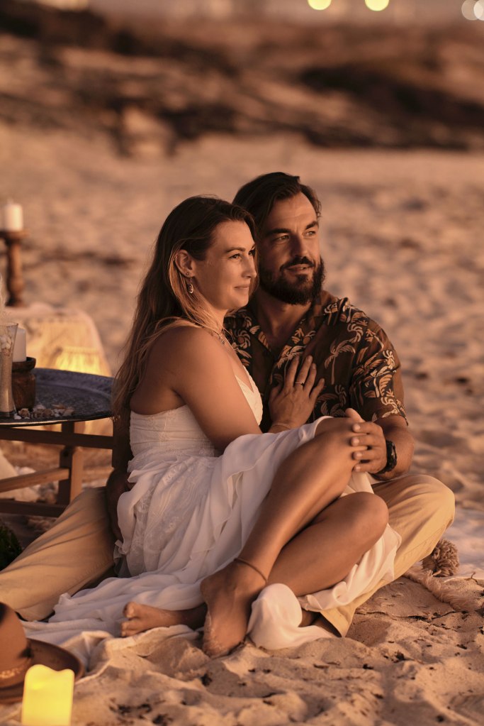 Intimes Elopement Kanaren – Dhana Portrait im Hochzeitskleid, goldenes Licht Fuerteventura © Chirlyart