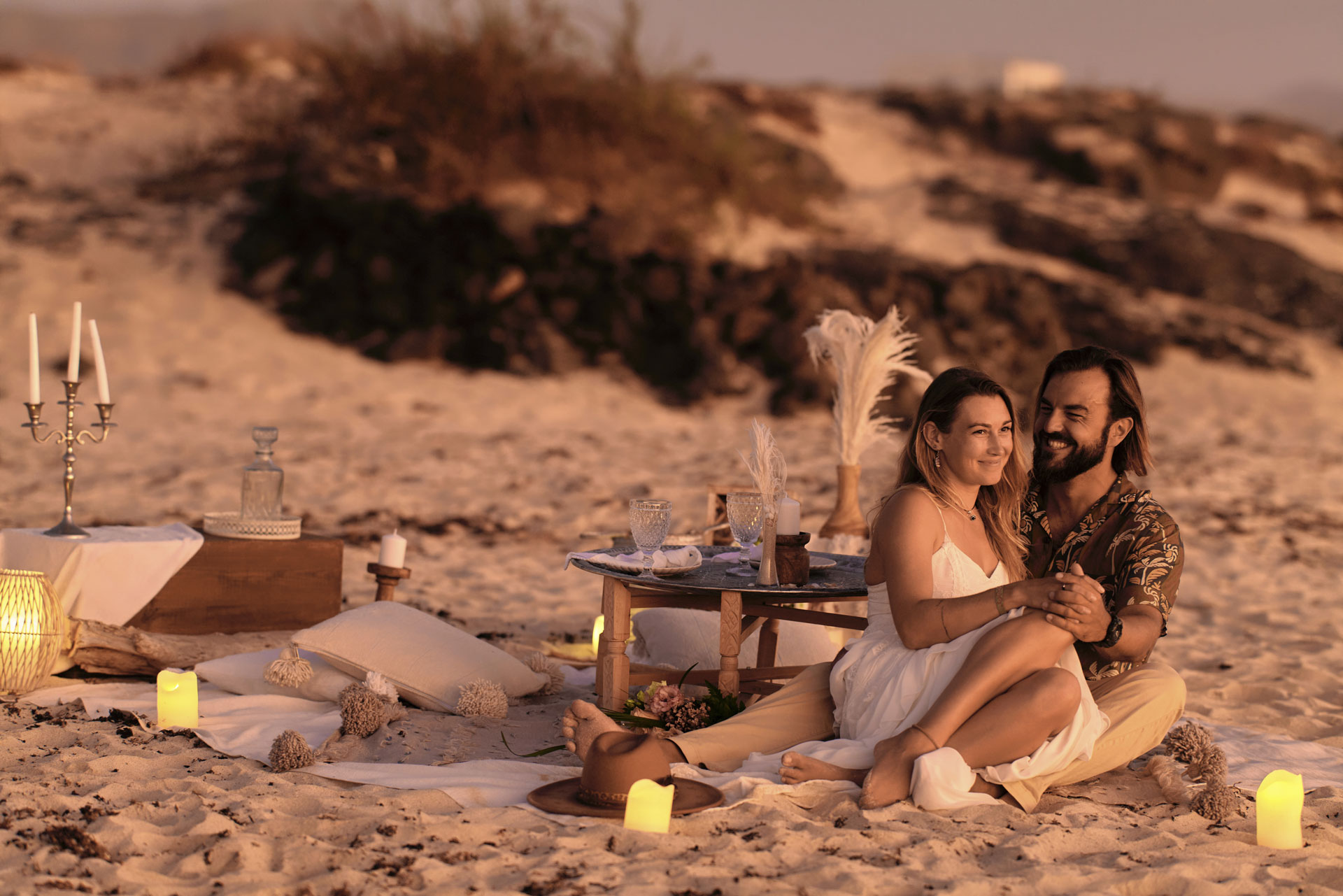 Elopement Guide Chirlyart – Intimes Strand-Elopement Fuerteventura, Brautpaar beim Gelübde am Ozean © Chirly Chantal Hübenthal