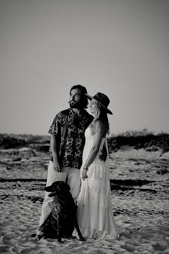 Elopement Fuerteventura Abend – Brautpaar tanzt am Strand, goldene Sonnenstrahlen Atlantik © Chirlyart