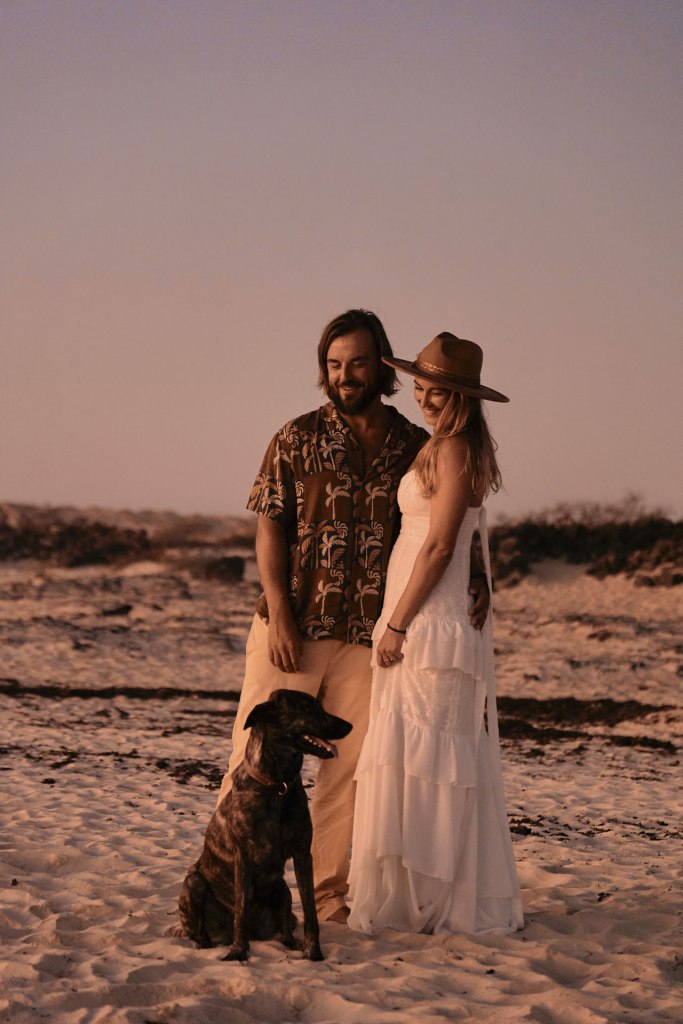 Strand Elopement Kanaren – Dhana und Sascha mit Laternenlicht am Strand, romantisches Abendlicht © Chirlyart