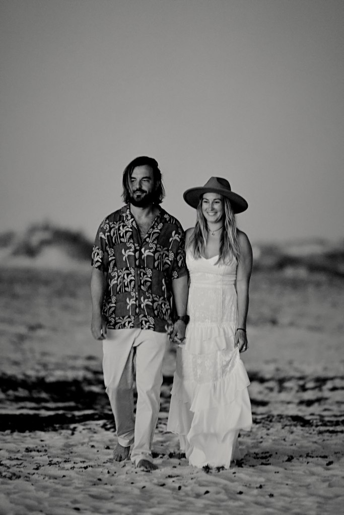 Intimes Elopement Strand – Brautpaar im Abendlicht barfuß am Wasser, Fuerteventura Kanaren © Chirlyart