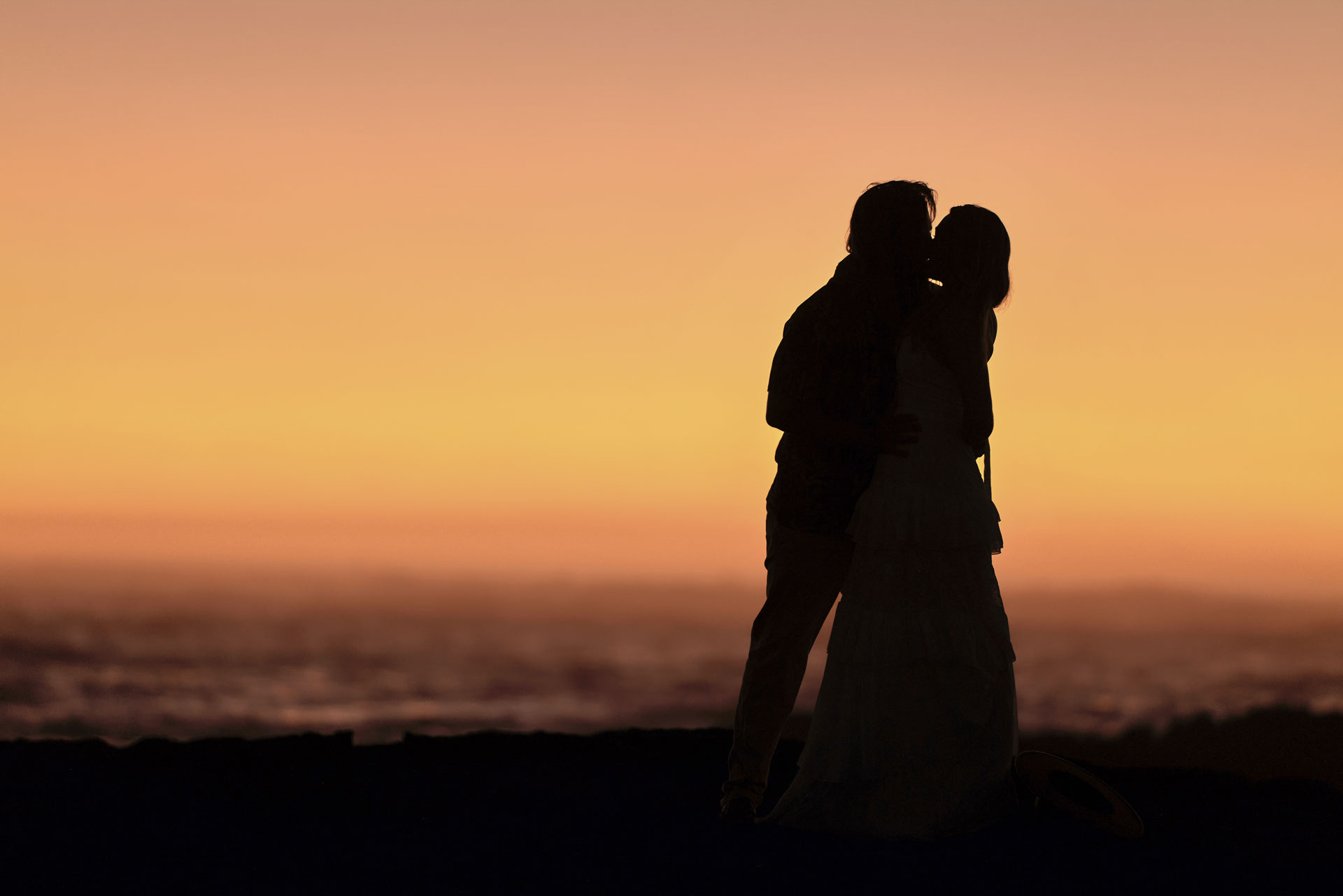 Elopement Sunset Fuerteventura – Dhana und Sascha Silhouette vor dem Ozean, goldene Stunde © Chirlyart