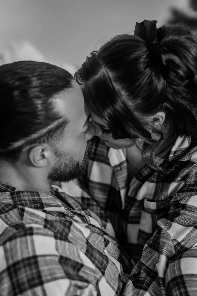 Couple Shooting intim – Stirnkuss im Bett, echte Verbindung © Chirlyart