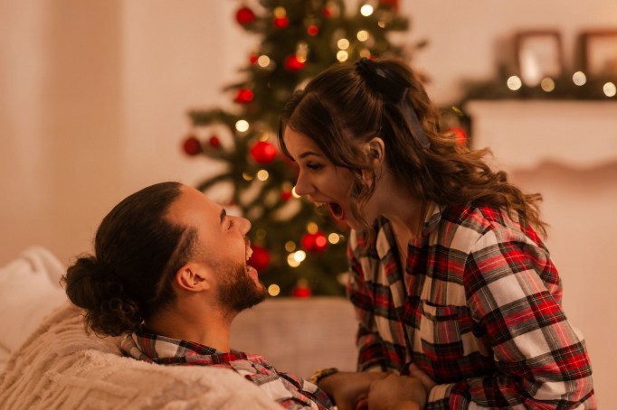 Couple Shooting Weihnachten – Paar entspannt auf dem Sofa im Weihnachtslicht © Chirlyart Köln