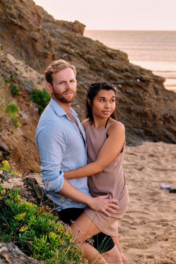 Couple Shooting Algarve – romantischer Moment am Strand, warmes Abendlicht Portugal © Chirlyart