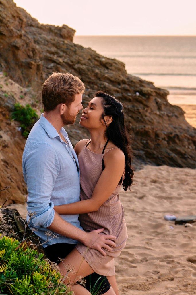 Paarfotografie Algarve Portugal – goldenes Licht taucht das Paar in warme Töne © Chirlyart