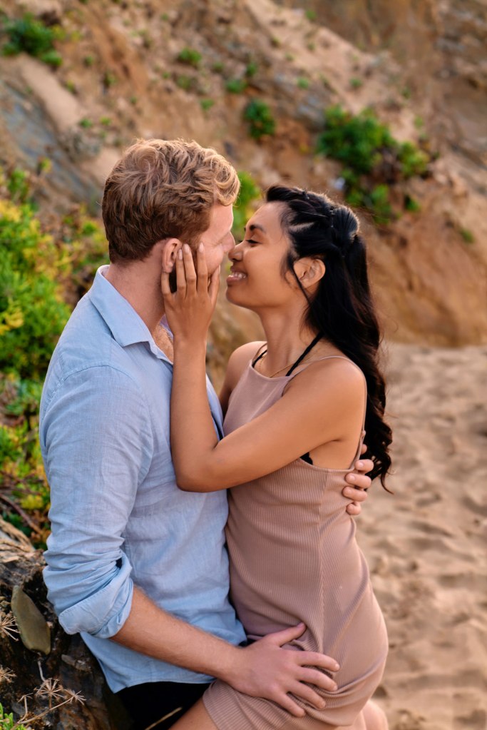 Couple Fotografie Portugal Atlantik – zartes Paarportrait beim Sonnenuntergang © Chirlyart