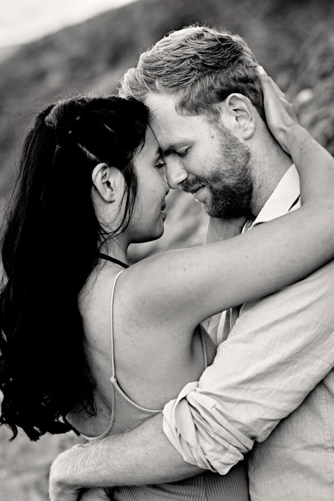 Paarshooting Algarve – intimer Moment Paar am Strand, Klippen im Hintergrund Portugal © Chirlyart