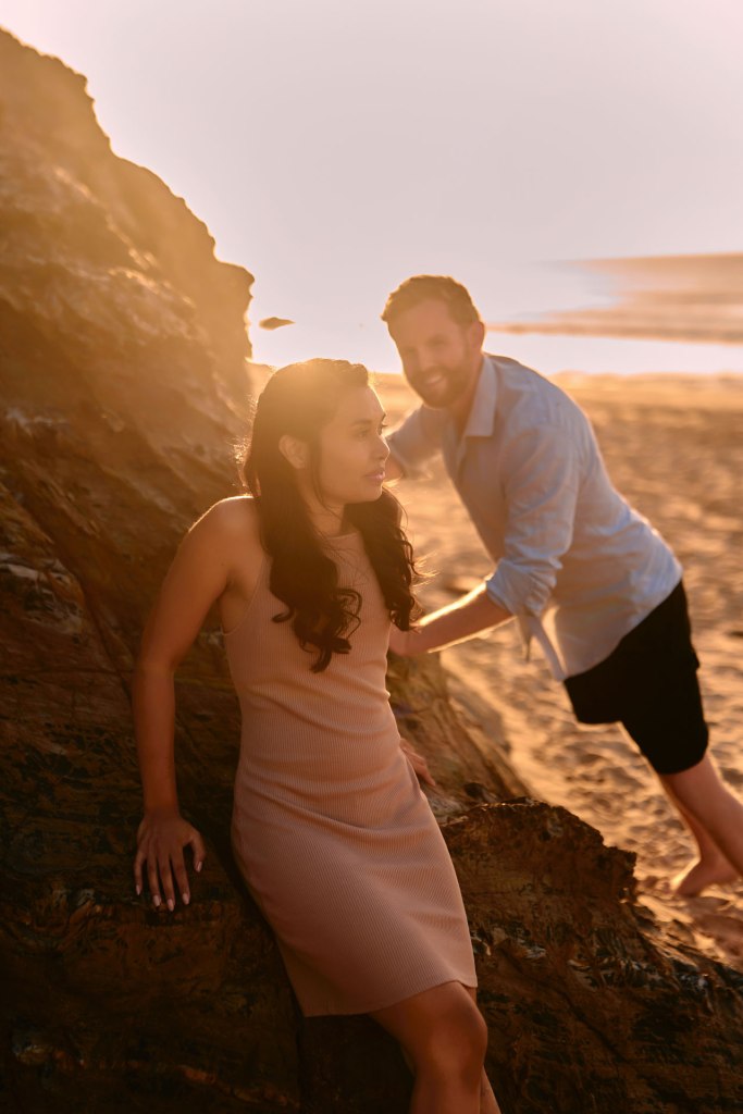 Paarfotografie Portugal Strand – lachend im goldenen Abendlicht Algarve © Chirlyart