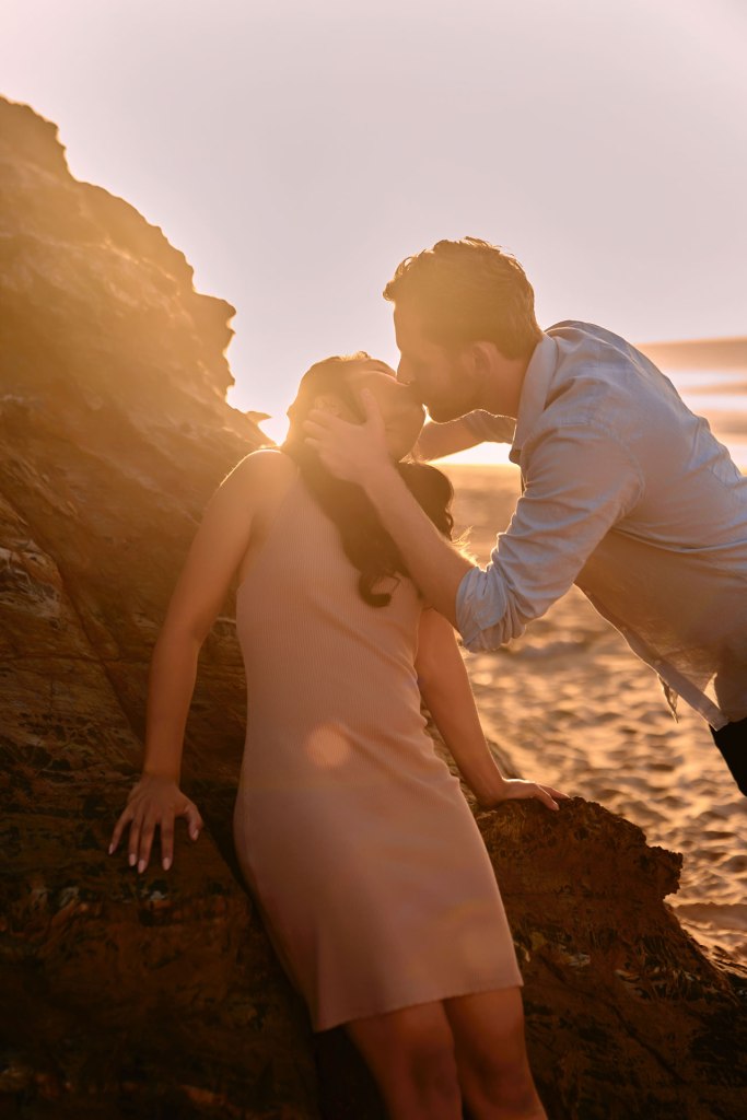 Romantisches Paarshooting Algarve – zartes Portrait Paar bei Sonnenuntergang Portugal © Chirlyart