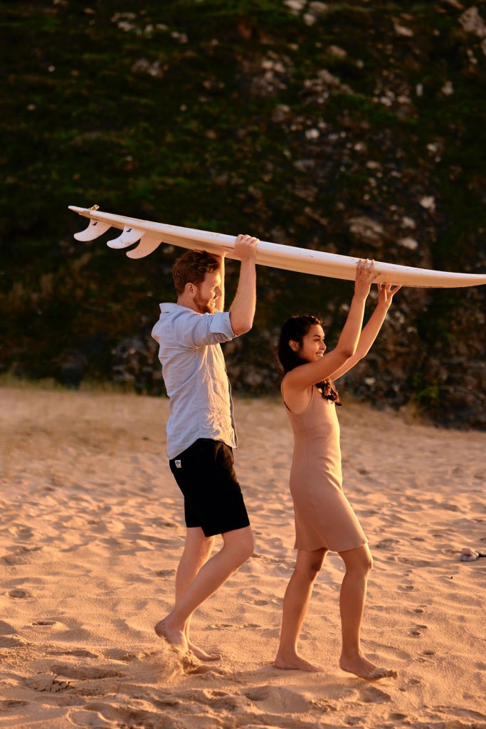 Paarshooting Algarve Portugal – Paar Hand in Hand am Strand bei Sonnenuntergang © Chirlyart