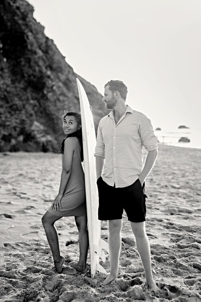 Paarfotografie Portugal – Paar läuft Hand in Hand entlang des Atlantiks, romantisches Licht © Chirlyart