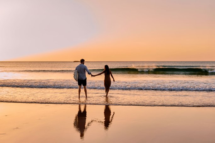 Romantisches Paarshooting Portugal – Kuss bei goldenem Abendlicht, Algarve Küste © Chirlyart