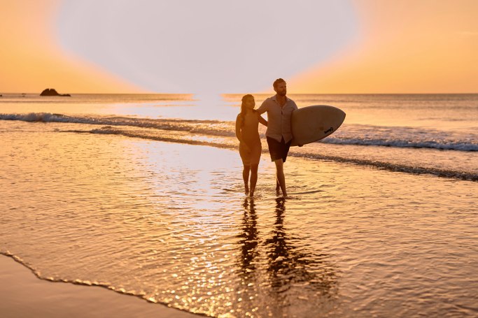 Paarshooting Algarve – romantisches Paar im goldenen Licht, Elopement Portugal © Chirlyart