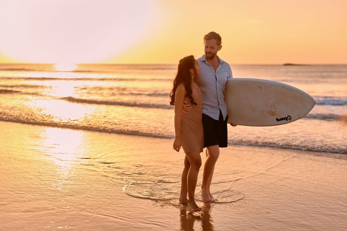 Paarshooting Atlantik – Paar Silhouette gegen goldenen Abendhimmel Portugal Algarve © Chirlyart
