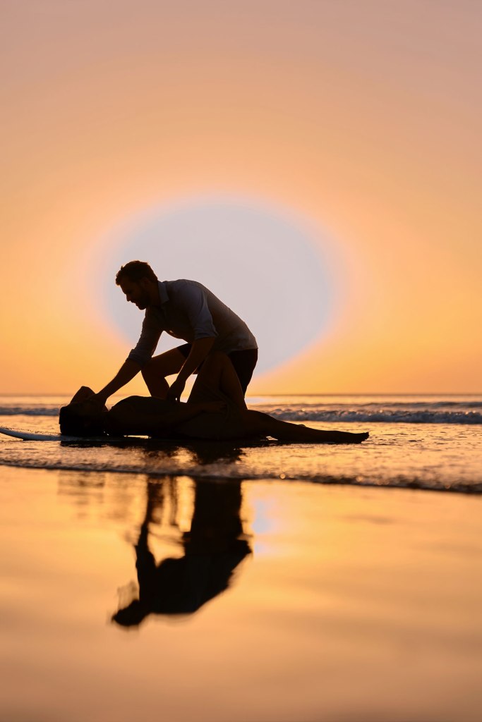 Couple Fotografie Algarve – innige Umarmung Paar am Strand, warm leuchtendes Abendlicht © Chirlyart