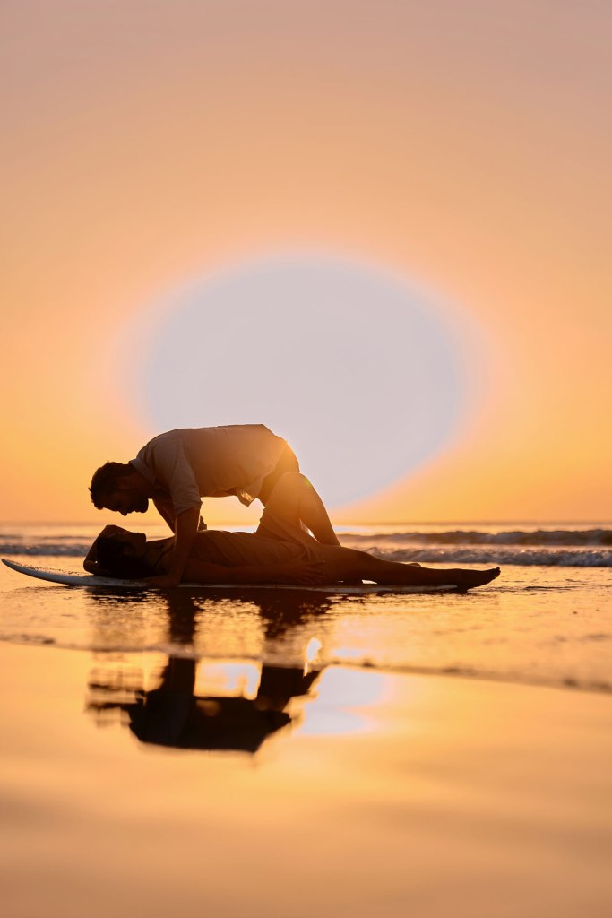 Paarshooting Portugal – glückliches Paar beim Lachen, goldene Stunde Algarve © Chirlyart