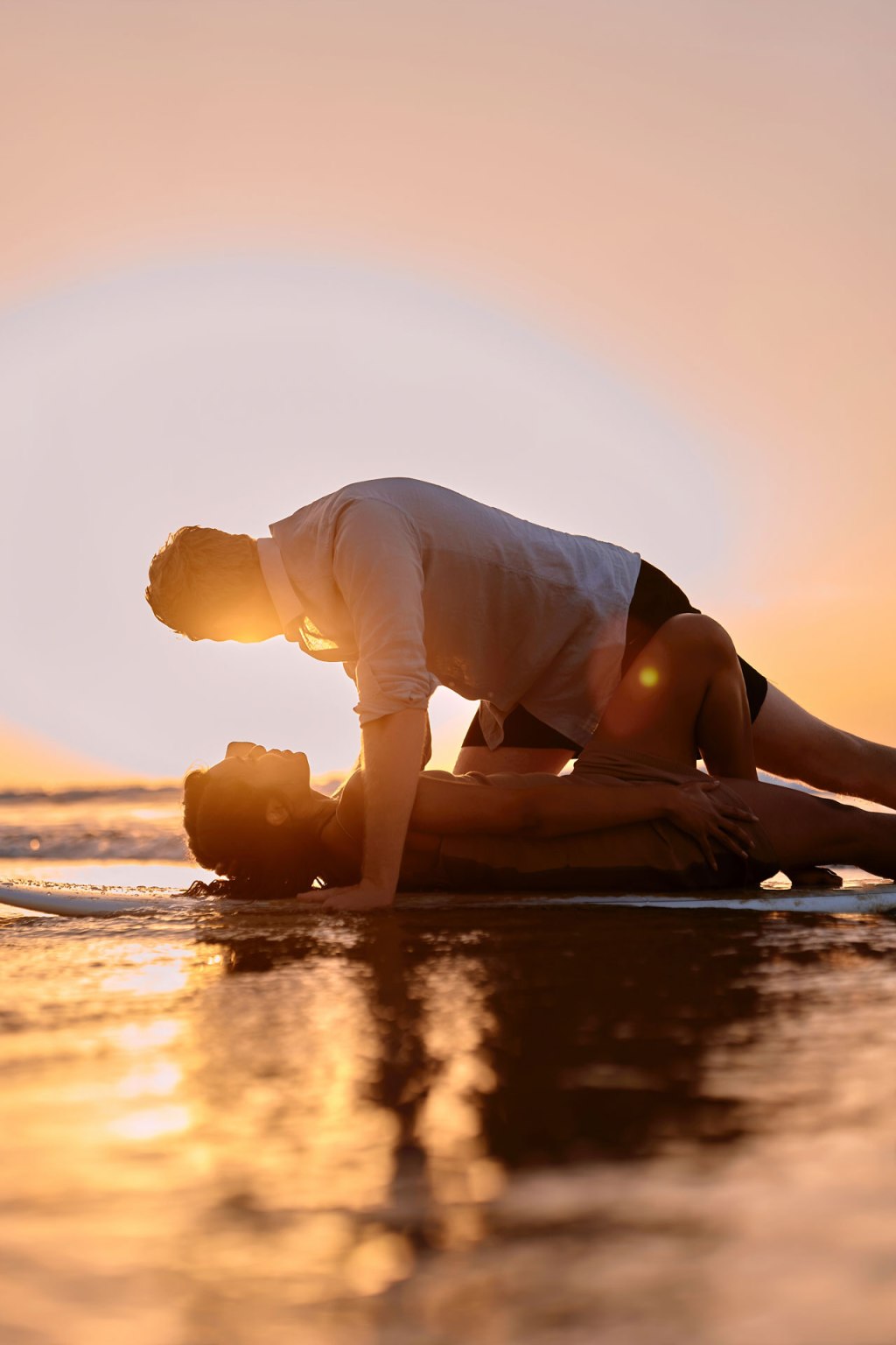 Paarshooting Portugal Atlantik – romantisches Paarportrait bei Sonnenuntergang Algarve 2024 © Chirlyart