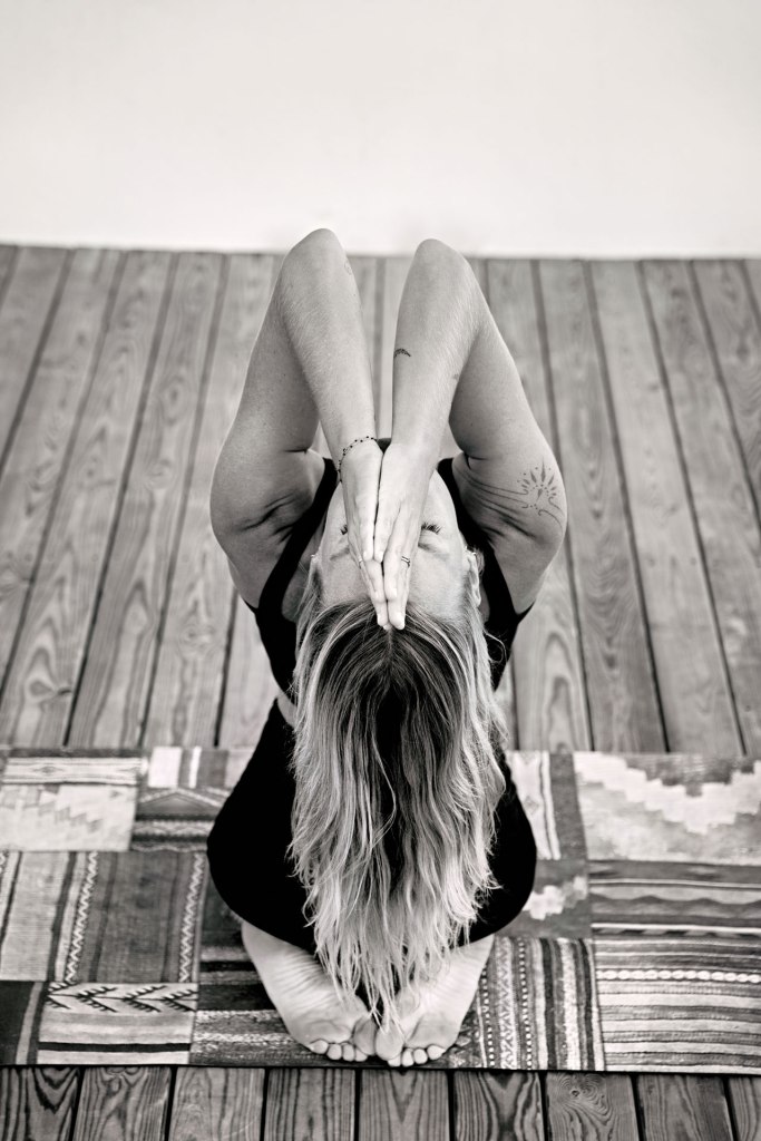 Yoga Fotoshooting Villa Kanaren – Frau in Baum-Pose, minimalistische Architektur Fuerteventura © Chirlyart