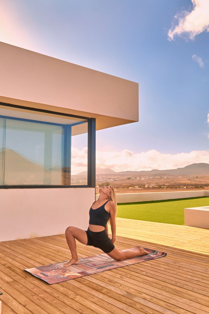 Yoga Shooting Fuerteventura – elegante Yoga-Pose auf Terrasse, moderne Villa Kanaren © Chirlyart
