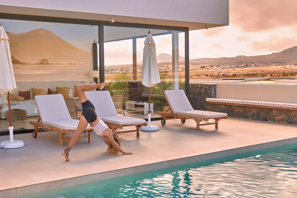 Yoga Shooting Fuerteventura – Frau in Krieger-Pose auf Villen-Terrasse, geometrische Architektur Kanaren © Chirlyart