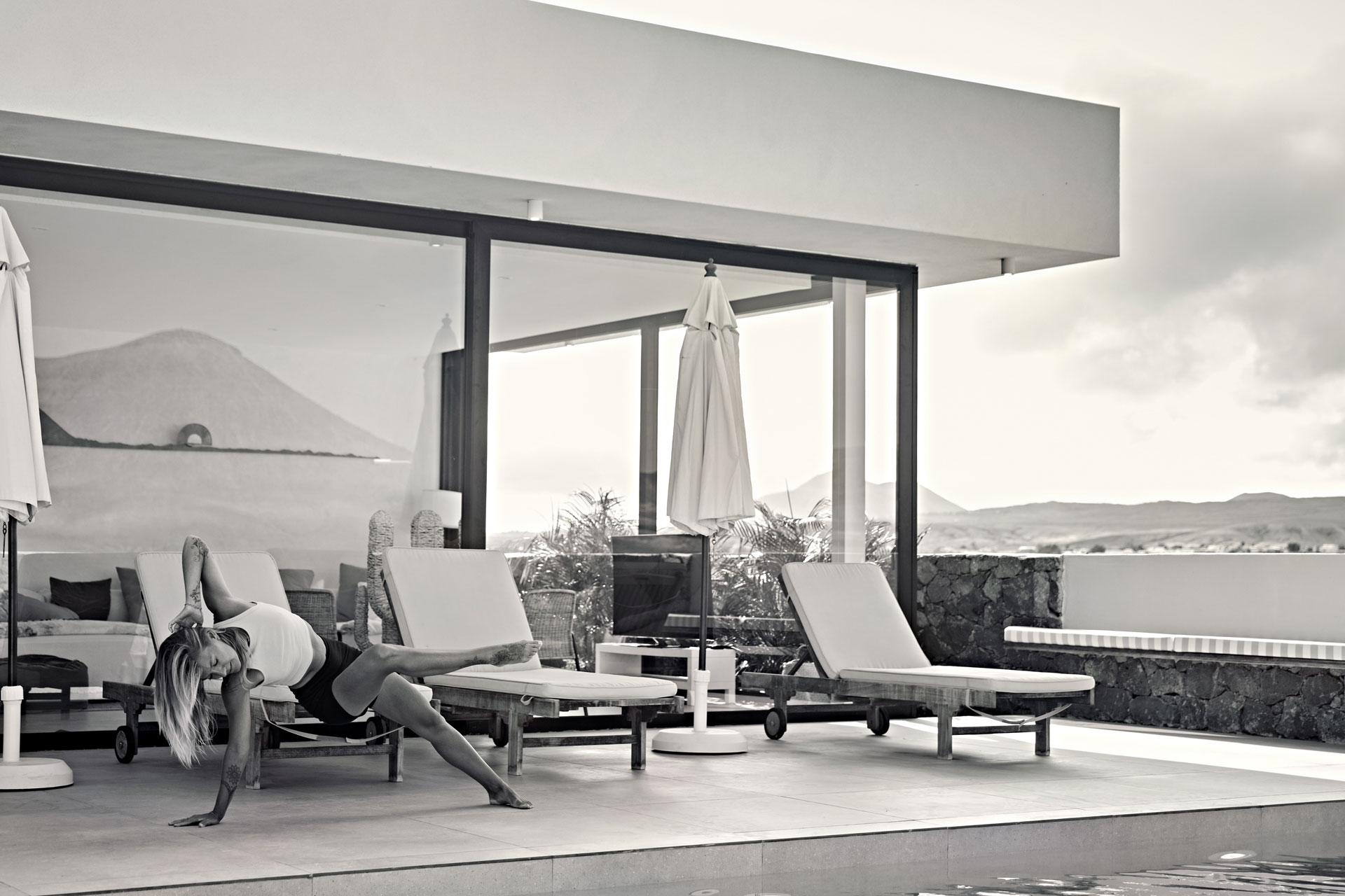 Yoga Shooting Fuerteventura Abschluss – Yogini auf Terrasse moderne Villa, Weite der Kanaren Landschaft © Chirlyart