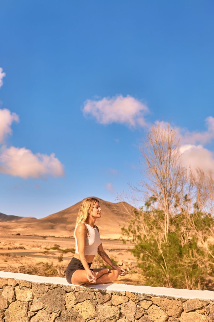 Yoga Portrait Kanaren – Frau in Lotus-Pose auf moderner Villen-Terrasse Fuerteventura © Chirlyart