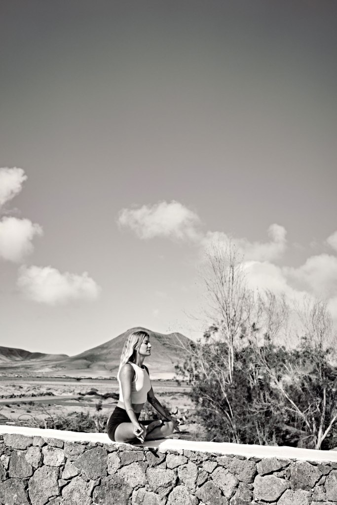 Yoga Shooting Fuerteventura – Rückbeugen-Pose, warmes Sonnenlicht klare Architektur Villa Kanaren © Chirlyart