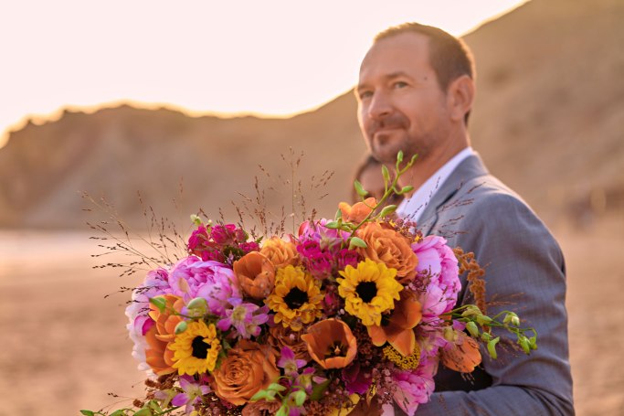 Elopement Algarve – romantischer Moment Paar in den engen Gassen Portugals © Chirlyart