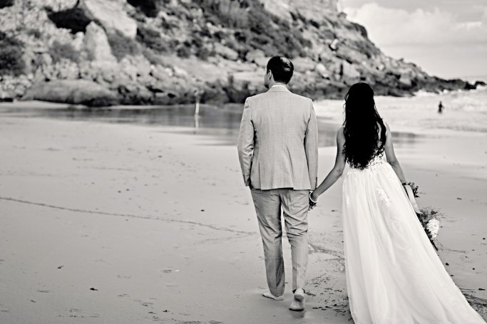 Hochzeit Portugal Küstendorf – Brautpaar vor farbenfrohen Blüten mediterraner Architektur © Chirlyart