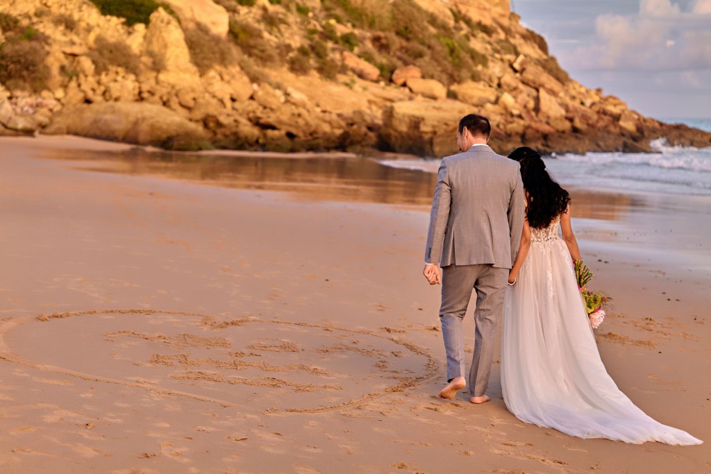 Elopement Portugal Strand – Brautpaar im goldenen Sonnenlicht, mediterranes Flair Algarve © Chirlyart