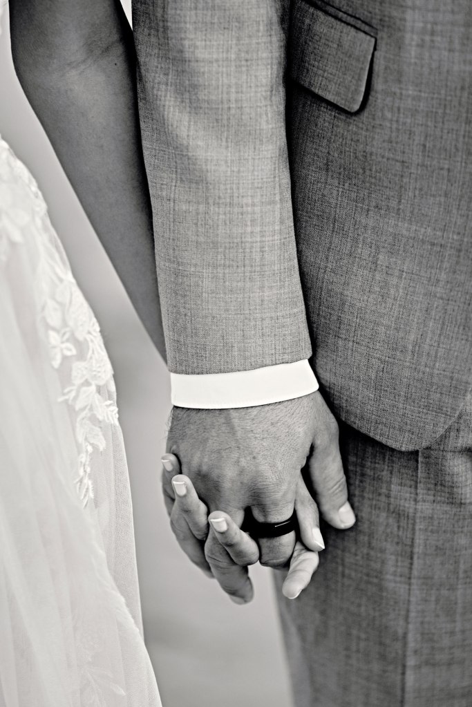 Elopement Portugal Algarve – Brautpaar in engen Gassen eines Küstendorfs mit Bougainvilleen © Chirlyart