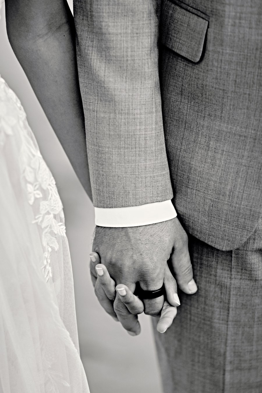 Elopement Portugal Algarve – Brautpaar in mediterranen Gassen Bougainvilleen Küstendorf © Chirlyart