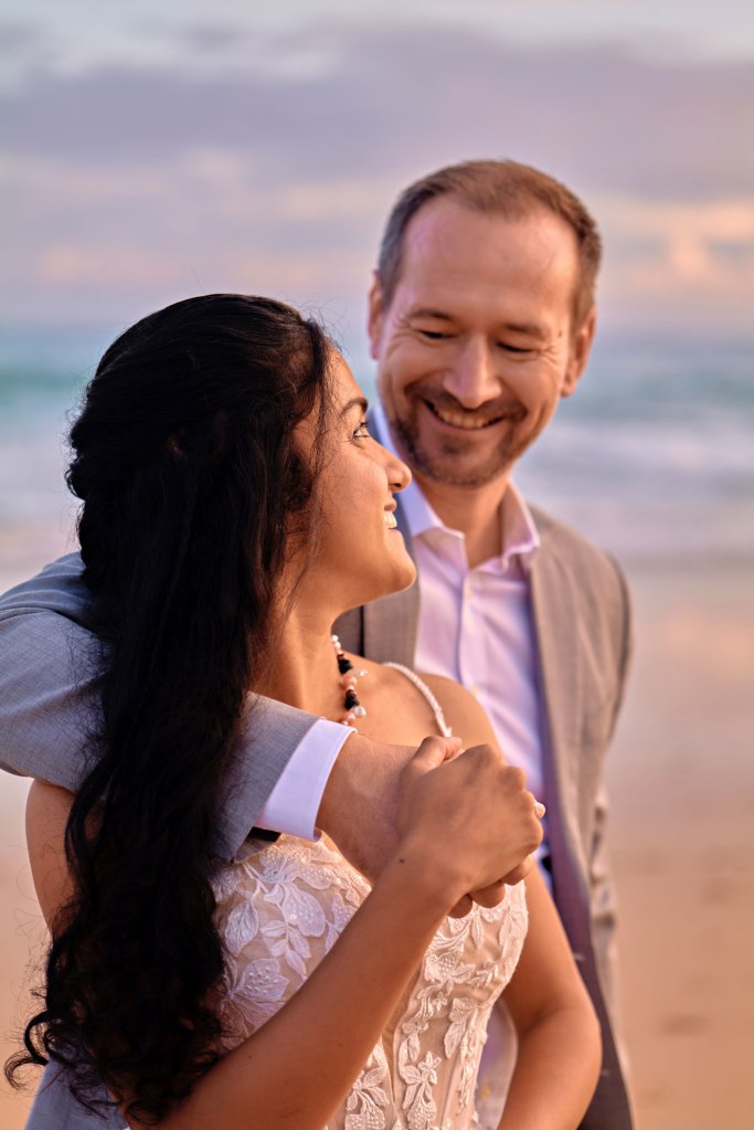 Elopement Strand Portugal – Brautpaar läuft am Strand entlang, goldenes Sonnenlicht Algarve © Chirlyart