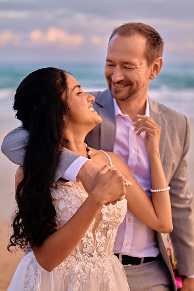 Mediterrane Hochzeit Algarve – Paar küsst sich im warmen Abendlicht Portugal © Chirlyart