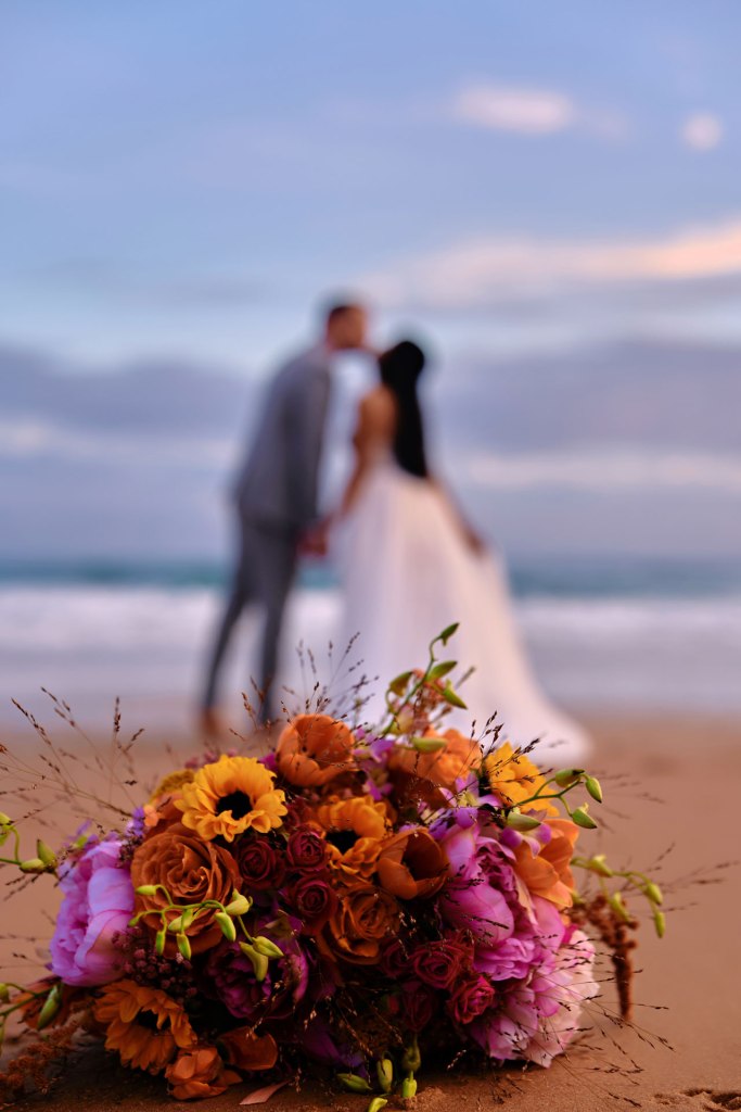 Elopement Algarve – Braut im fließenden Kleid am Strand, warmer Sand Portugal © Chirlyart