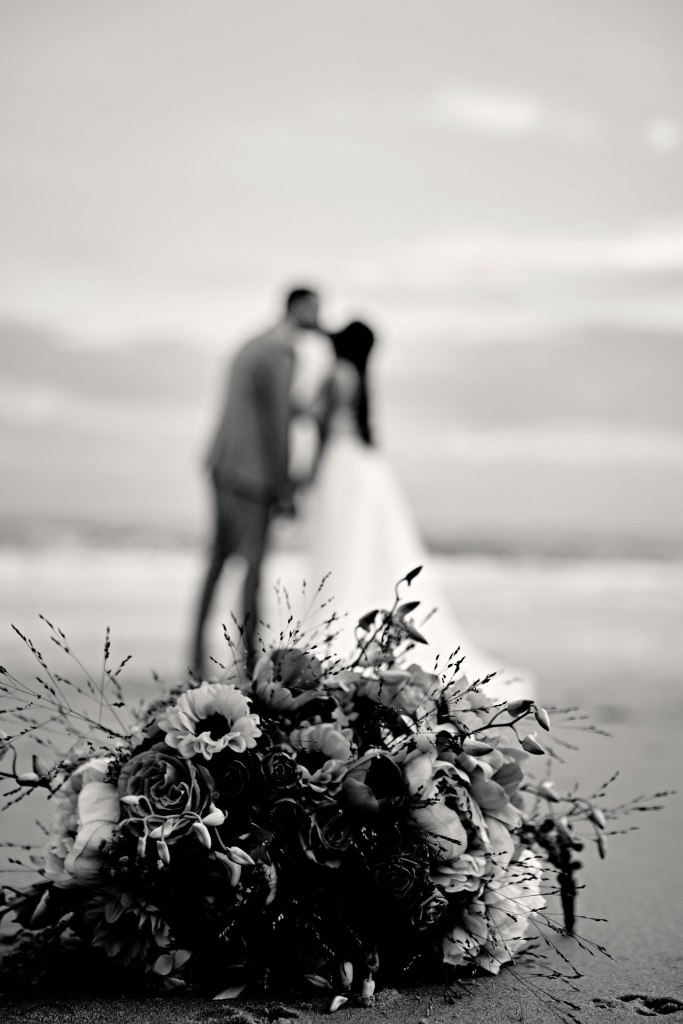 Mediterrane Hochzeit Portugal – romantisches Portrait Brautpaar goldenes Licht © Chirlyart