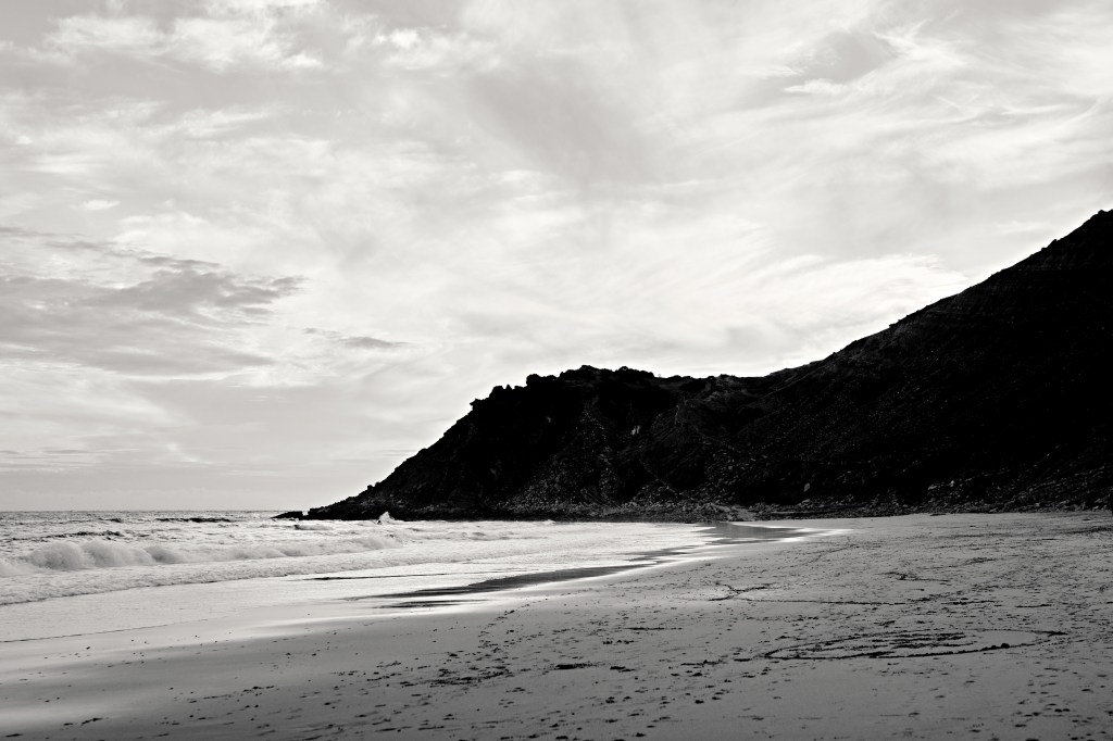 Farbenfrohes Elopement Portugal – Brautpaar vor Bougainvilleen am Strand Algarve Sonnenuntergang © Chirlyart