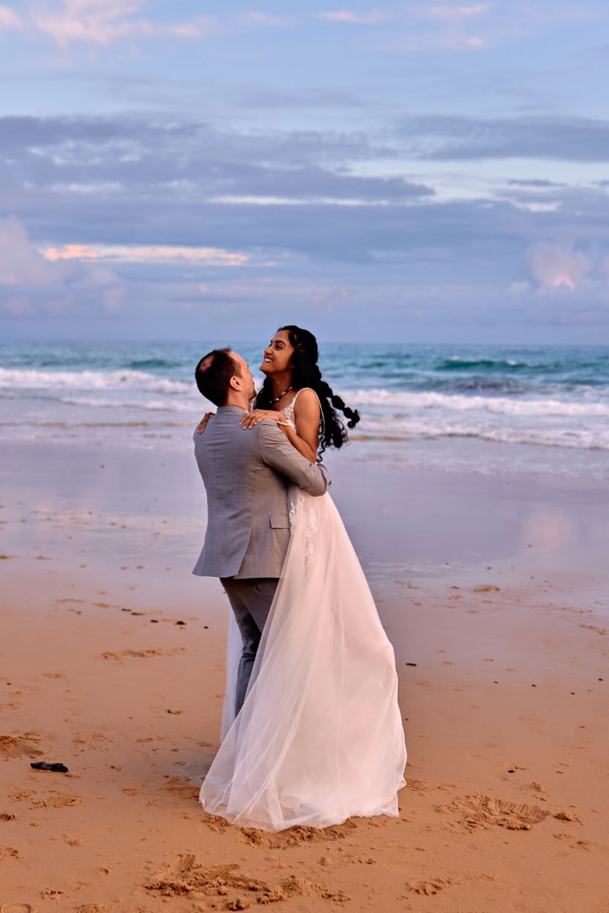 Elopement Strand Algarve – Paar spaziert Hand in Hand am Meer, goldene Stunde Portugal © Chirlyart