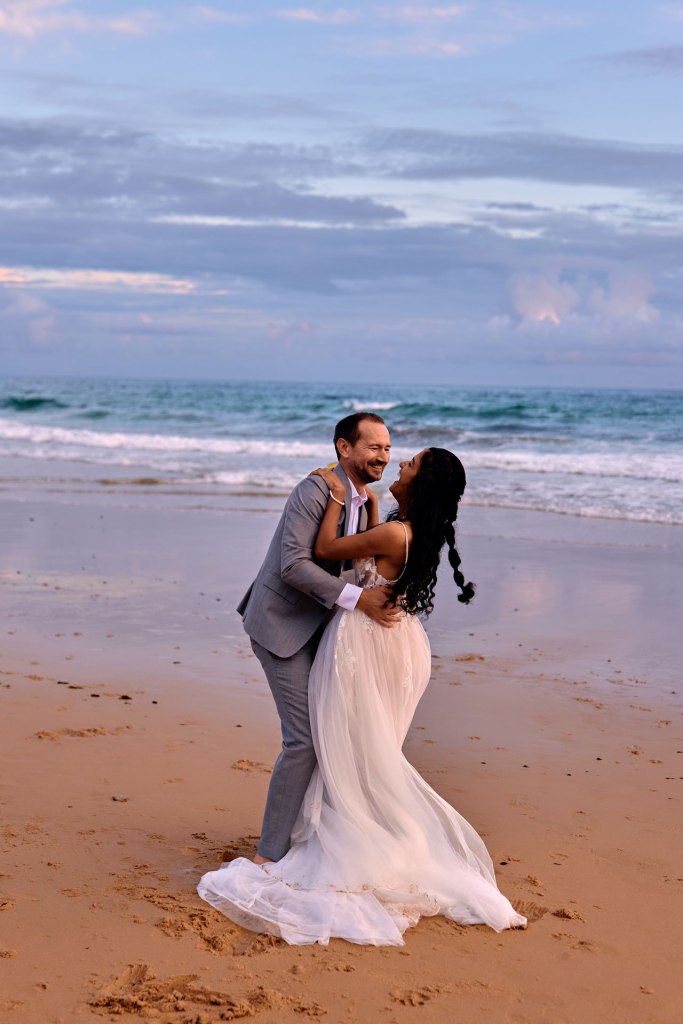 Elopement Algarve Portugal – romantischer Kuss Brautpaar am Strand goldenes Licht © Chirlyart